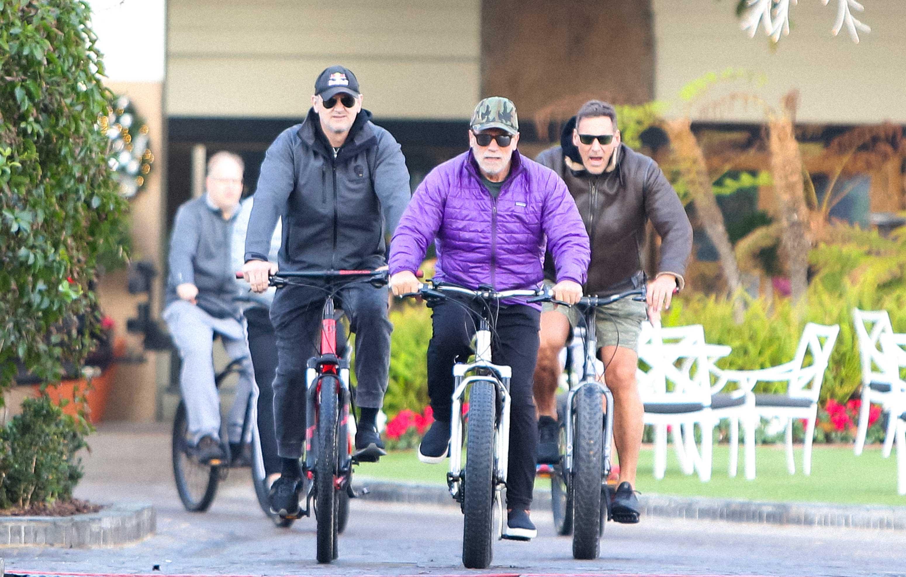 arnold schwarzenegger goes for a bike ride in santa monica