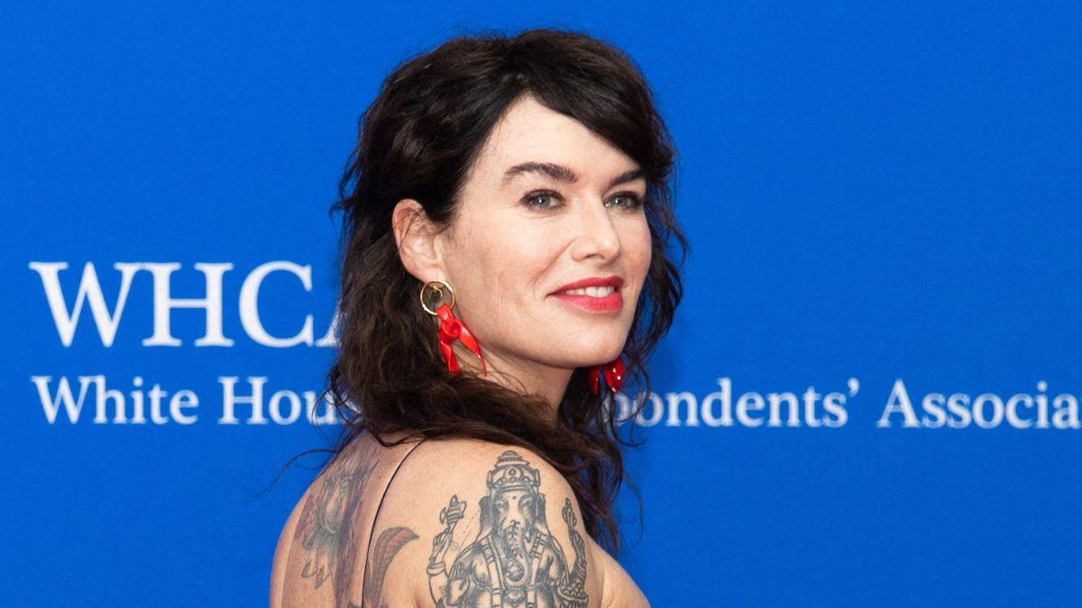 image of Lena Headey explained filming nude in front of 3,000 extras would have taken her out of Cersei Lannister's emotional journey.