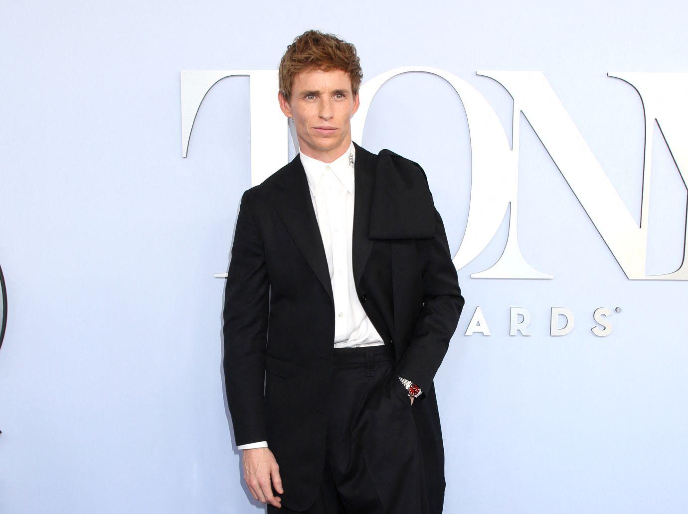 eddie redmayne dragged disturbing  tony awards performance watch