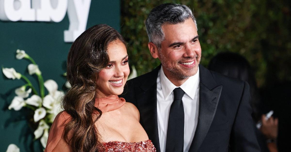 jessica alba ditches wedding ring fireaid concert cash warren split