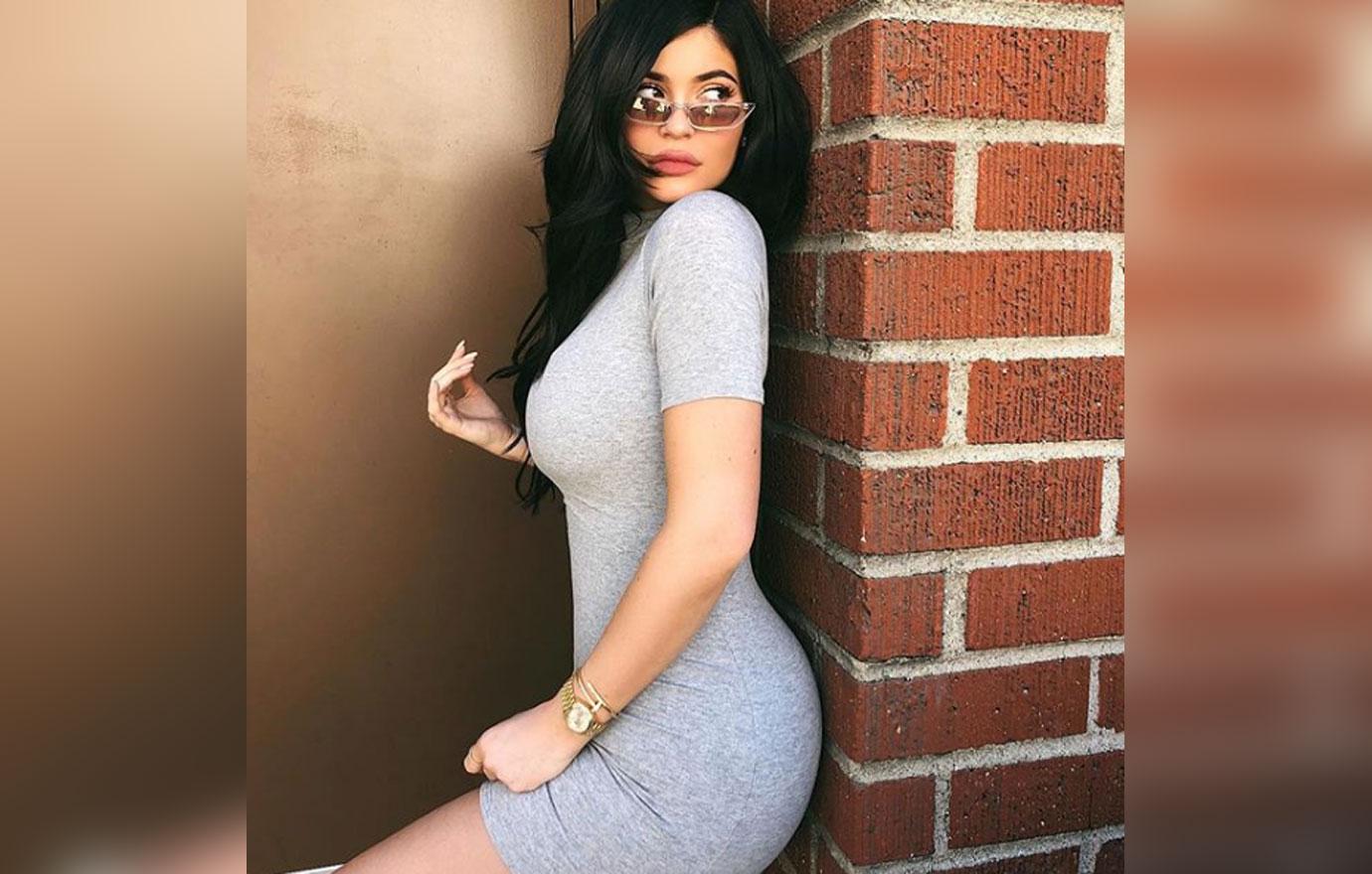 Kylie Jenner Skinny Waist Post Baby 01