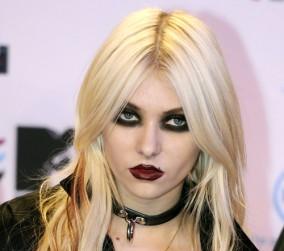 2010__12__Taylor_Momsen_Dec20news 284×300.jpg