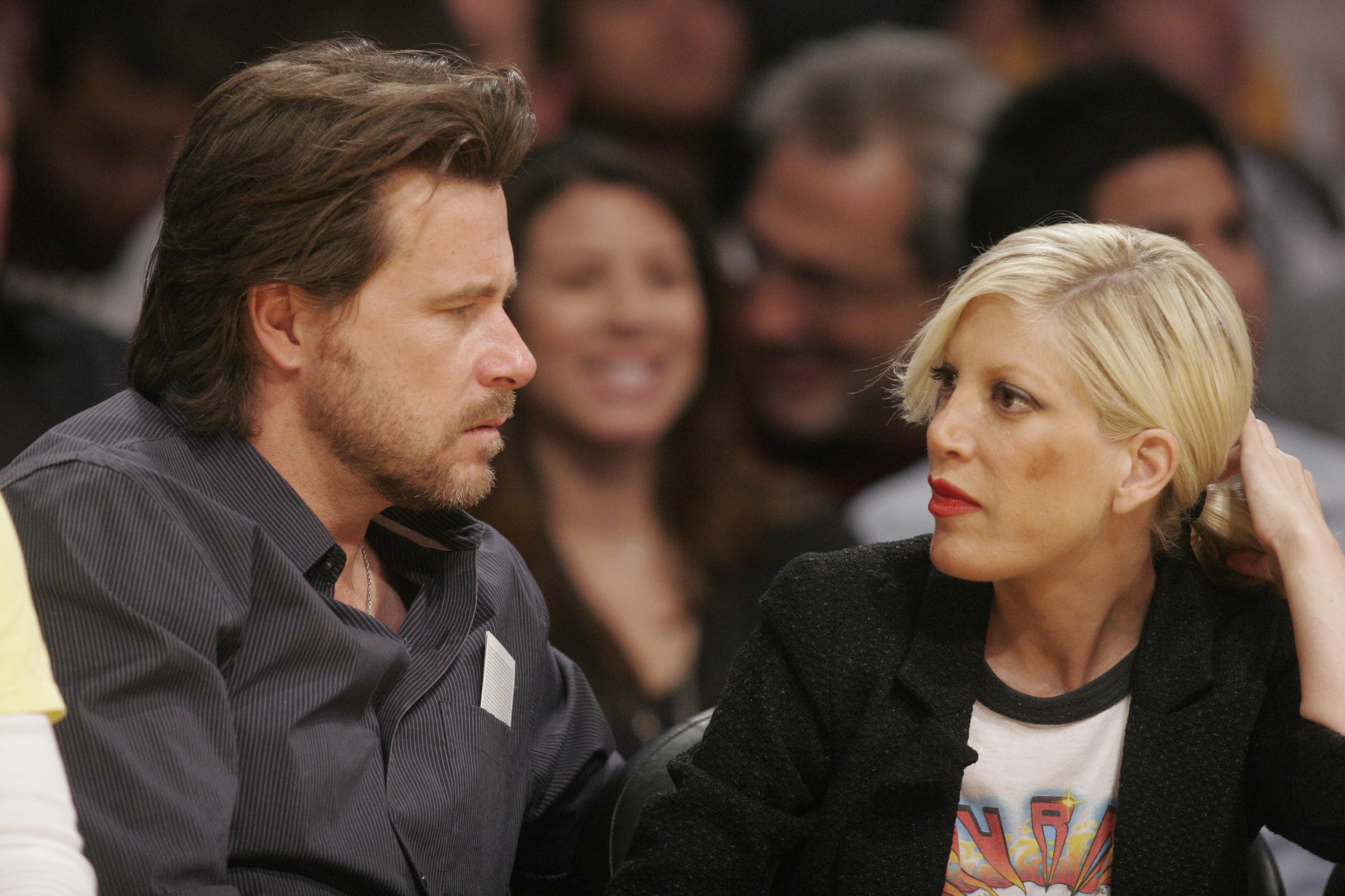 Tori Spelling and Dean McDermott at LA Lakers game