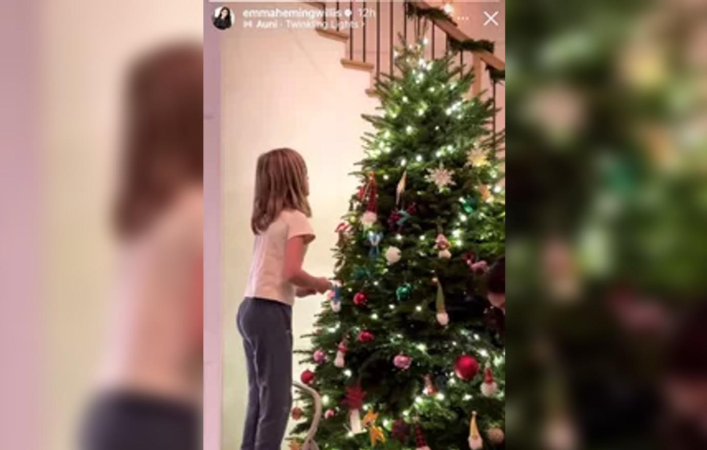Bruce Willis, Emma Heming's Daughters Decorate Christmas Tree Photos(02)