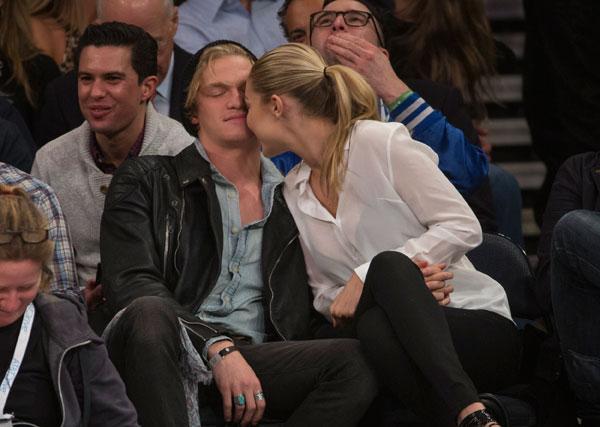 Cody simpson gigi hadid knicks game pda 02