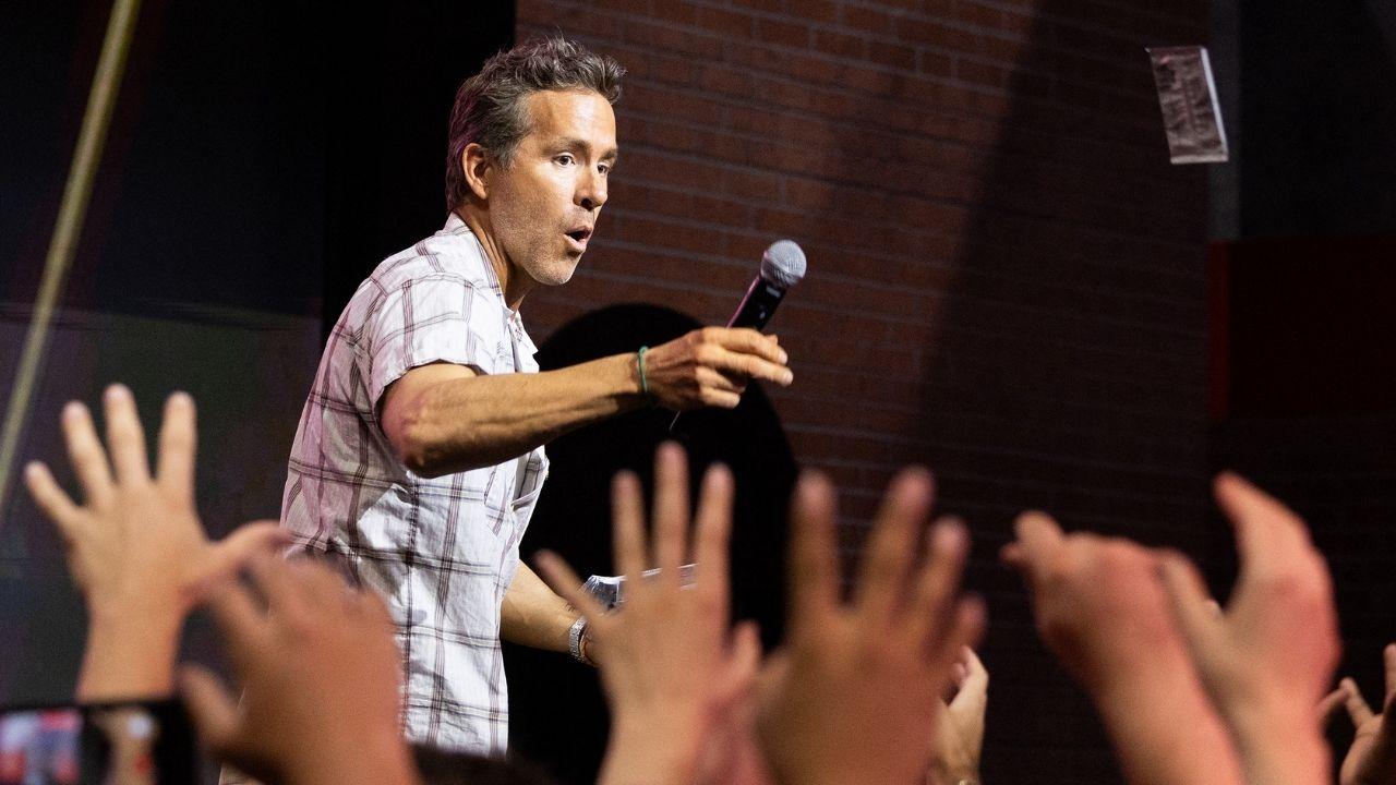 Image of Fans unknowingly posed for photos with the actor.
