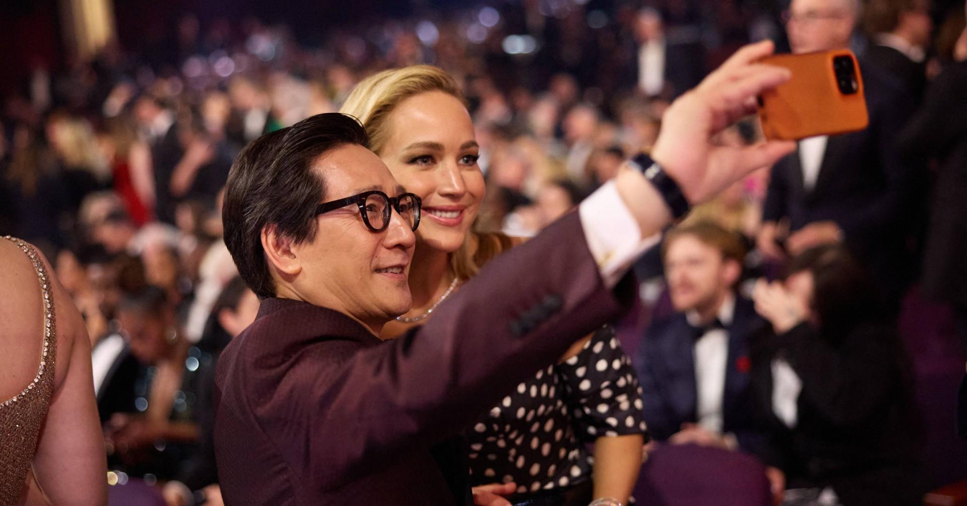 Jennifer Lawrence Makes Fun Of Herself For Falling At The Oscars Twice(01)