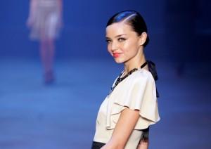 2010__11__Miranda_Kerr_Nov24newsnea 300×212.jpg