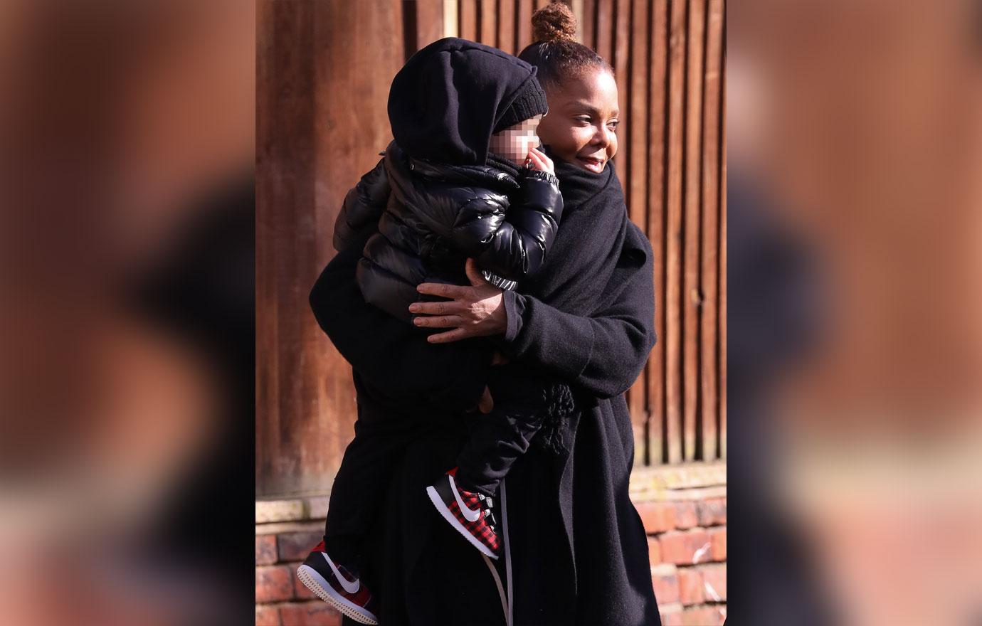 EXCLUSIVE: Janet Jackson is seen getting off the London tube at Stamford Brook Station