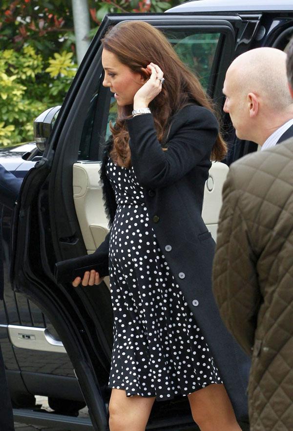 Kate middleton pregnant polka dots 03