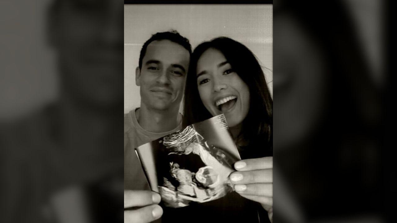 Photo of Ikeda posed with her husband and their ultrasound pics.