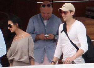 2010__12__Ashton_Demi_Dec30_67 300×217.jpg