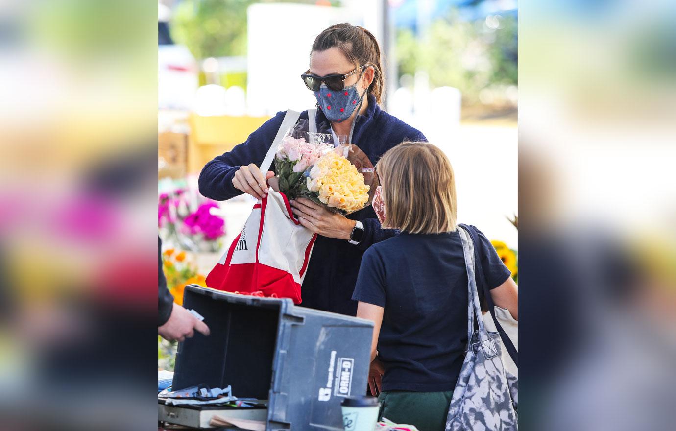 jennifer garner shopping at farmers market