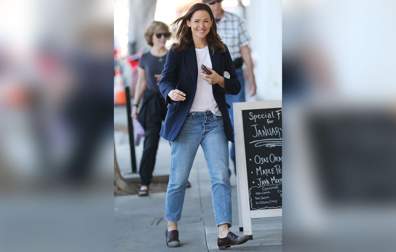 Jennifer Garner Walking In A Blazer Tyler Cameron