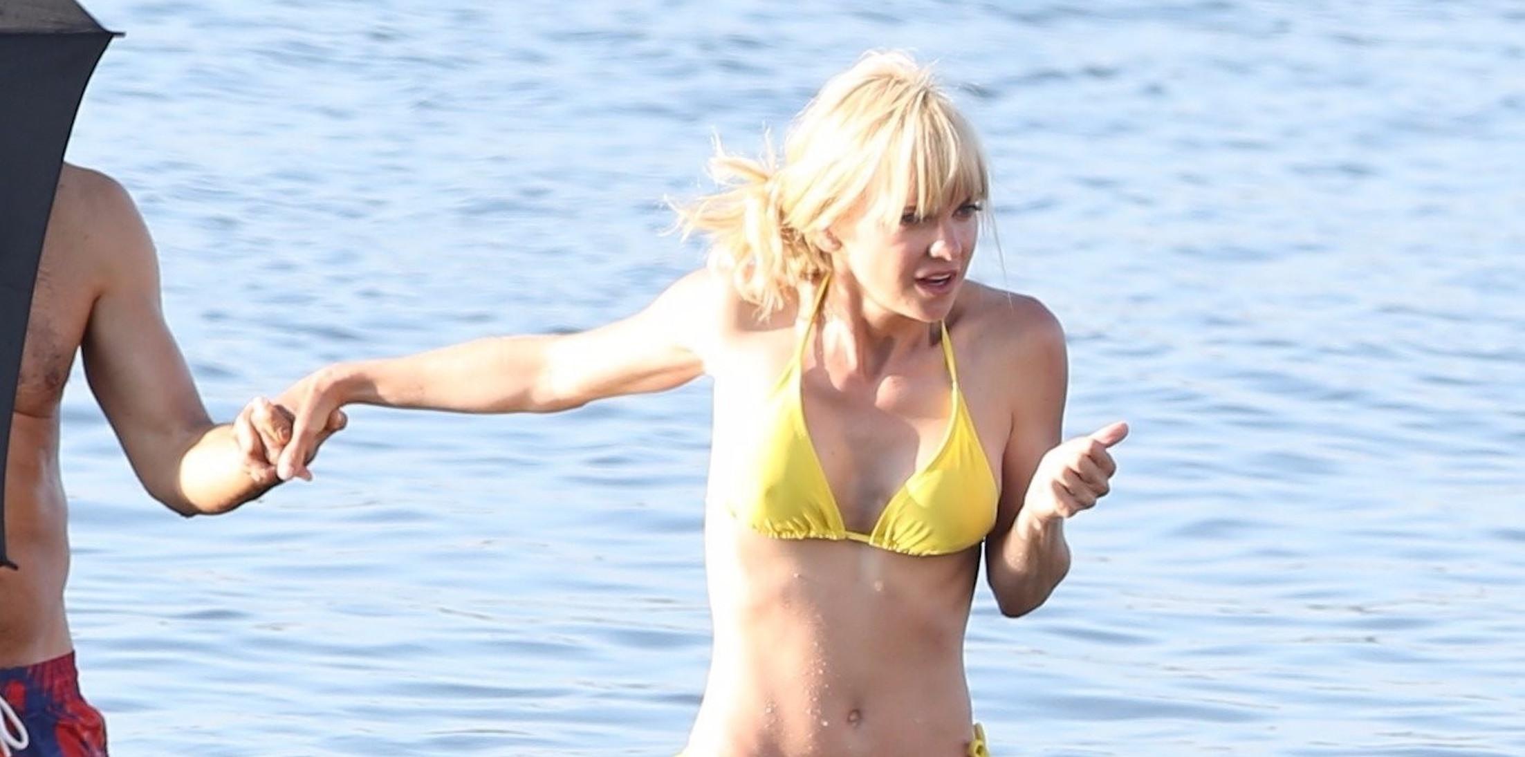 Anna Faris showed off her hot bod in a tiny yellow bikini. 