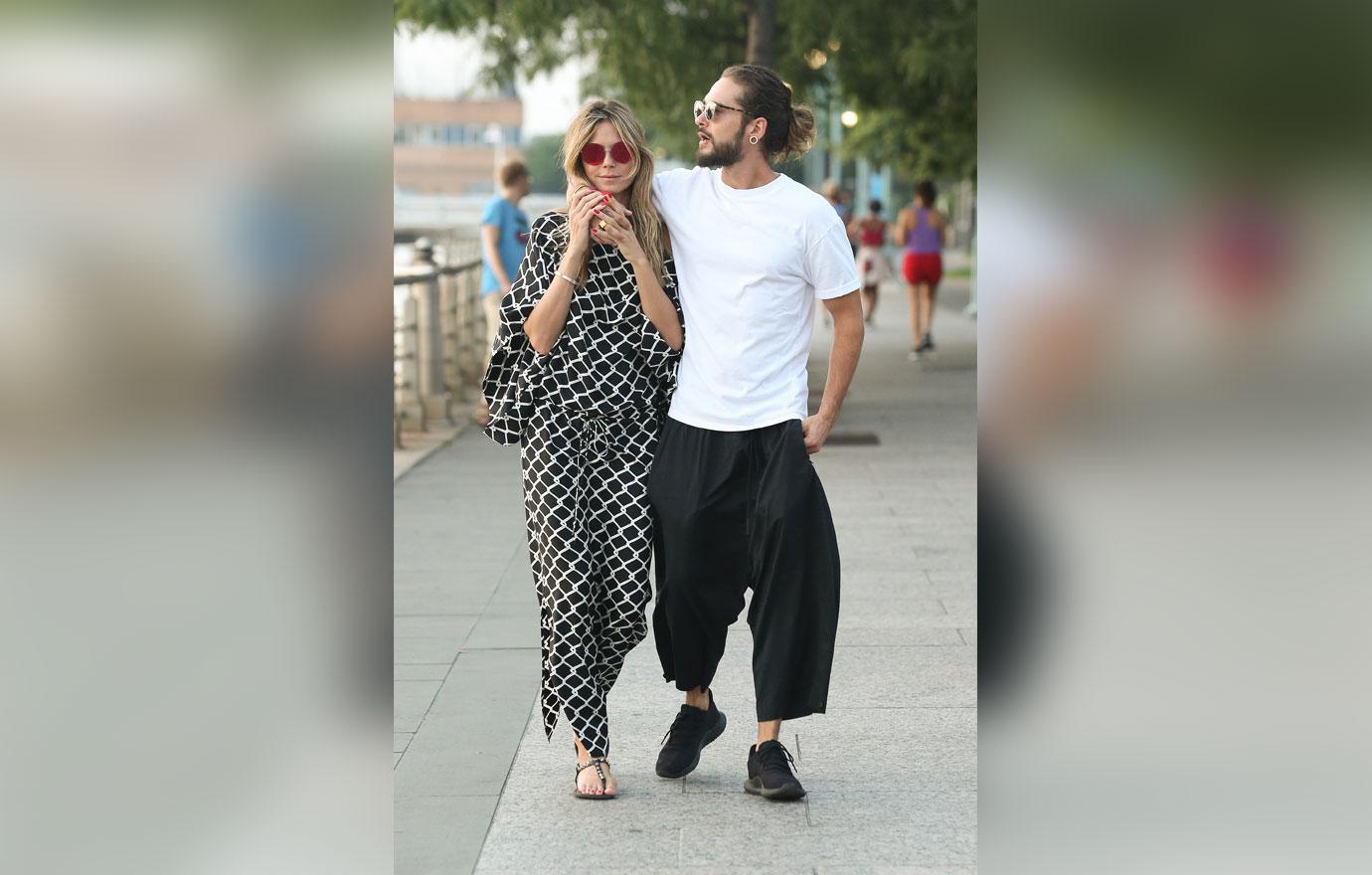 Heidi Klum and boyfriend Tom Kaulitz taking a romantic stroll with hugs and kisses in the sunset on New York