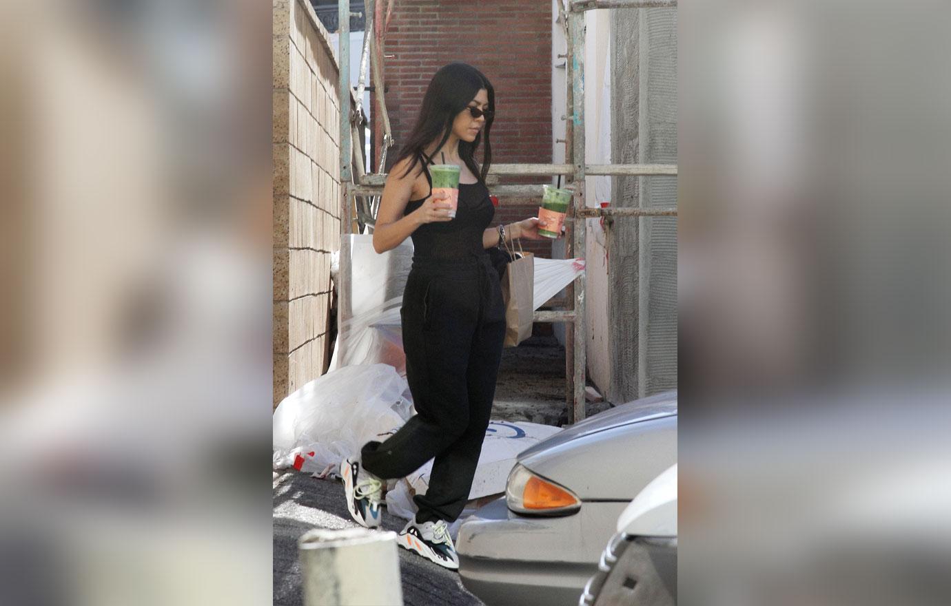 Kourtney kardashian photobombed farmers market 6