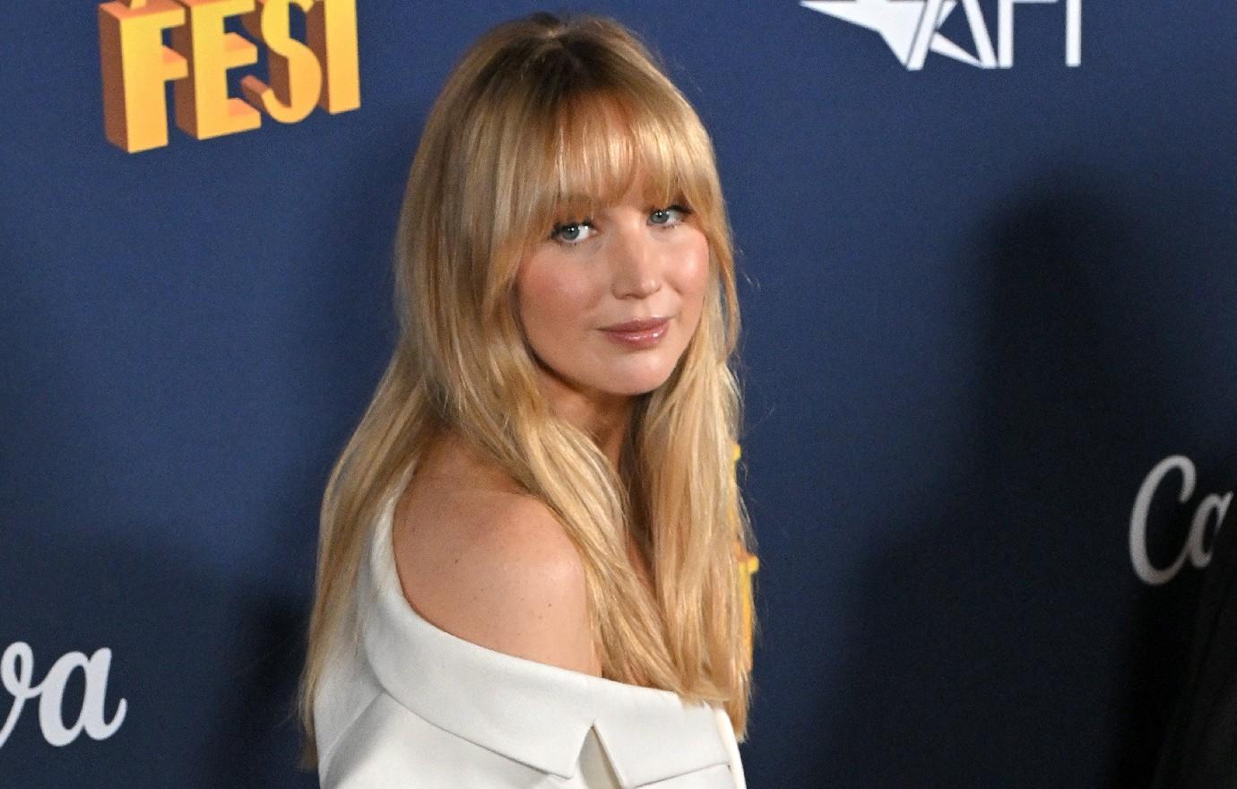 jennifer lawrence shows off growing baby bump red carpet photos