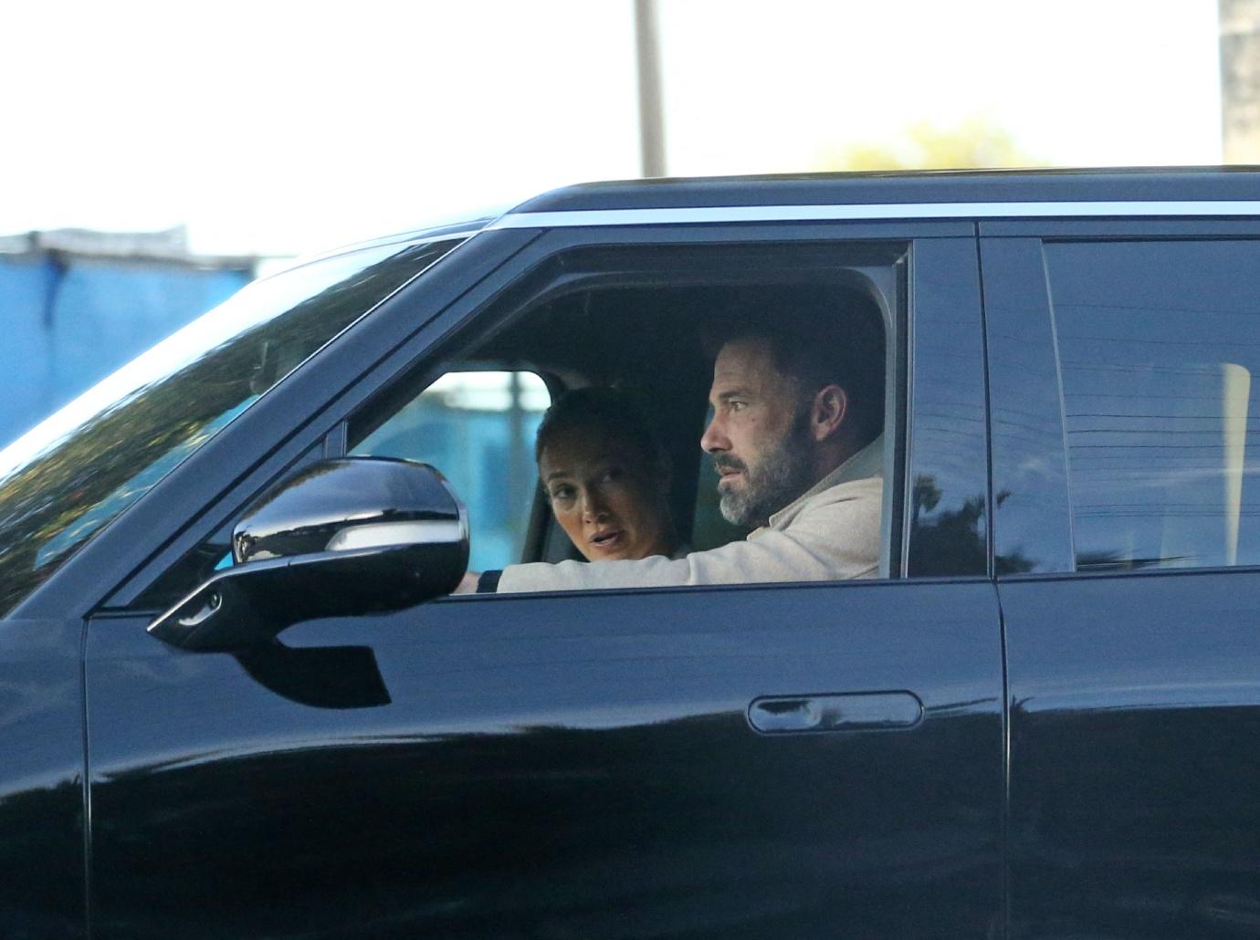 ben affleck jennifer lopez look tense mcdonalds photos