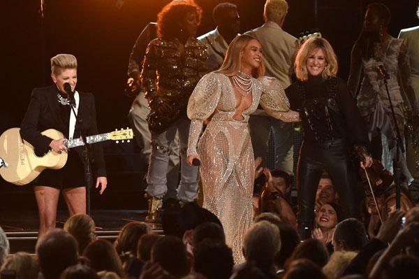 Stars arrive 2016 country music awards 09