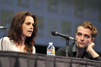 Kristen stewart robert pattinson comiccon july3 m.jpg