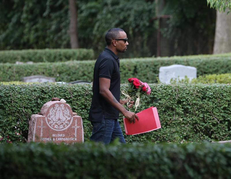 EXCLUSIVE: **PREMIUM EXCLUSIVE RATES APPLY** NICK GORDON VISITS BOBBI KRISTINA&#8217;S GRAVE IN NJ