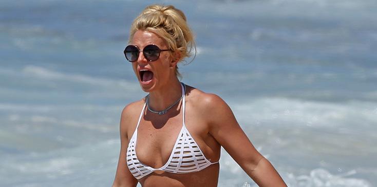 Exclusive&#8230; Premium: Britney Spears Flaunts Her Fit Body While In Hawaii ***NO USE W/O PRIOR AGREEMENT &#8211; CALL FOR PRICING***