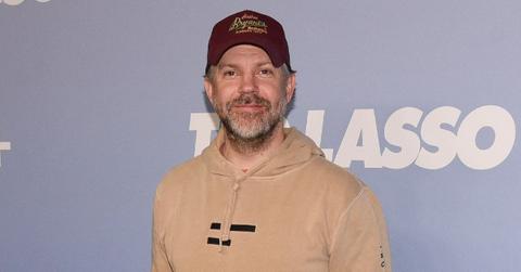 jason sudeikis mixed reactions pink sneakers golden globespp