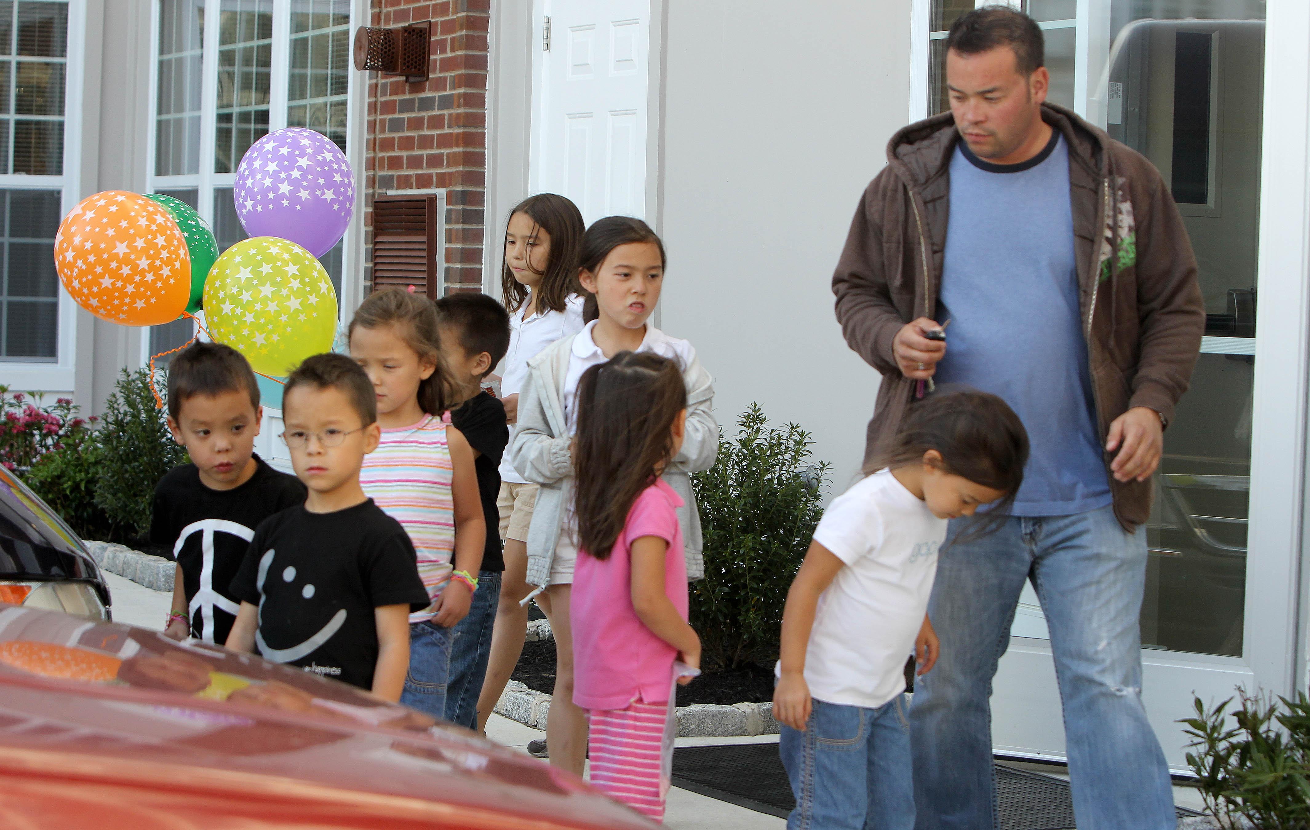 Jon Gosselin sprays photographers with Silly String after throwing his children a 6th birthday party, PA