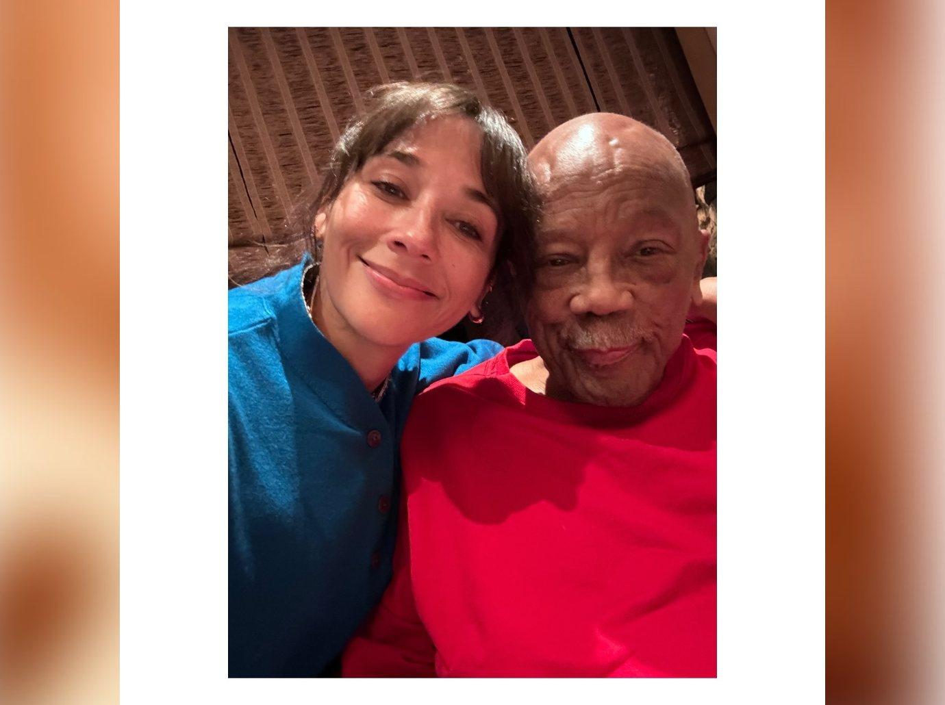 rashida jones gushes over dad quincy jones  days after death