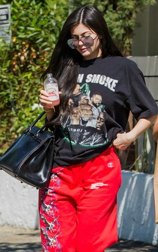 kylie jenner pink sweatpants