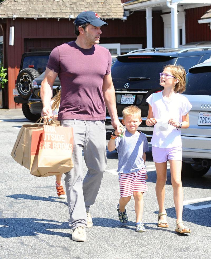 ben affleck shopping spree kids pics