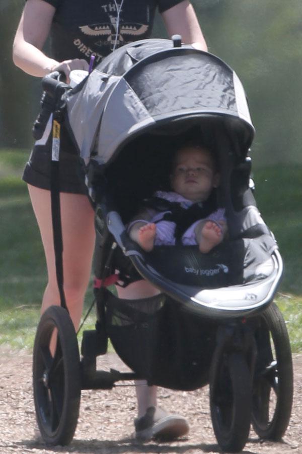 Aww-dorable! Zooey Deschanel Takes Daughter Elsie Otter Out For Her ...