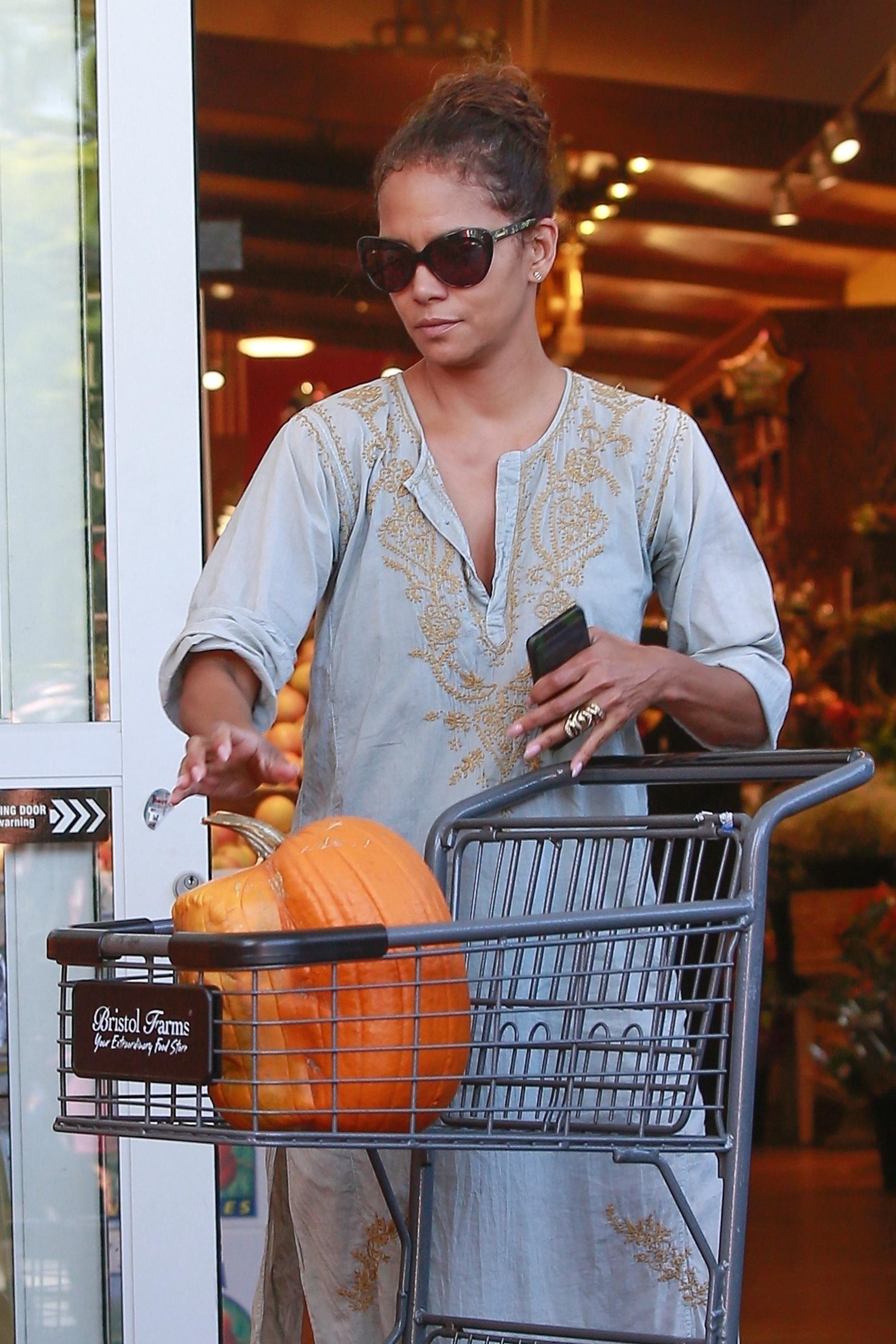 *EXCLUSIVE* Halle Berry is on the quest for the perfect pumpkin in Beverly Hills!