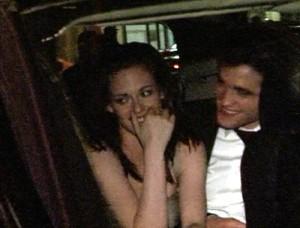 2011__04__Kristen_Stewart_Robert_Pattinson_April18newsnea 300×228.jpg