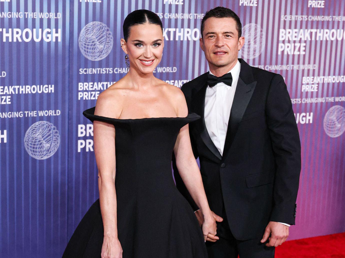 orlando blooms raves katy perrys look top breaks american idol watch