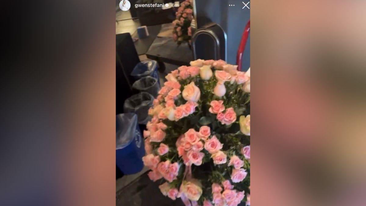 Image of Blake Shelton sent Gwen Stefani pink roses.