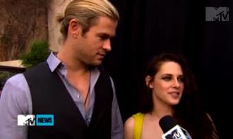 Kristen stewart chris hemsworth june7 mtv.jpg