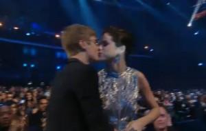 2011__08__Justin Bieber Selena Gomez VMAs Aug29ne 300×190.jpg