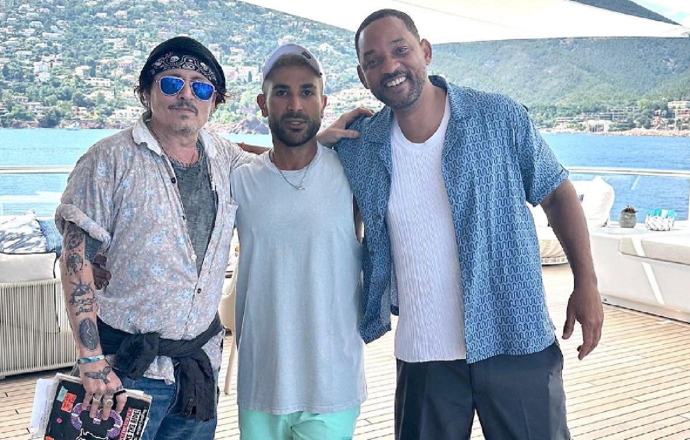 johnny depp will smith fans go crazy hanging out beach vacation