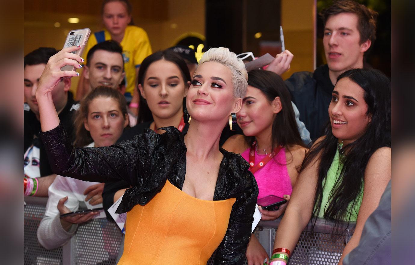 PICS Pink Returns To The Stage In Sydney After Health Scare