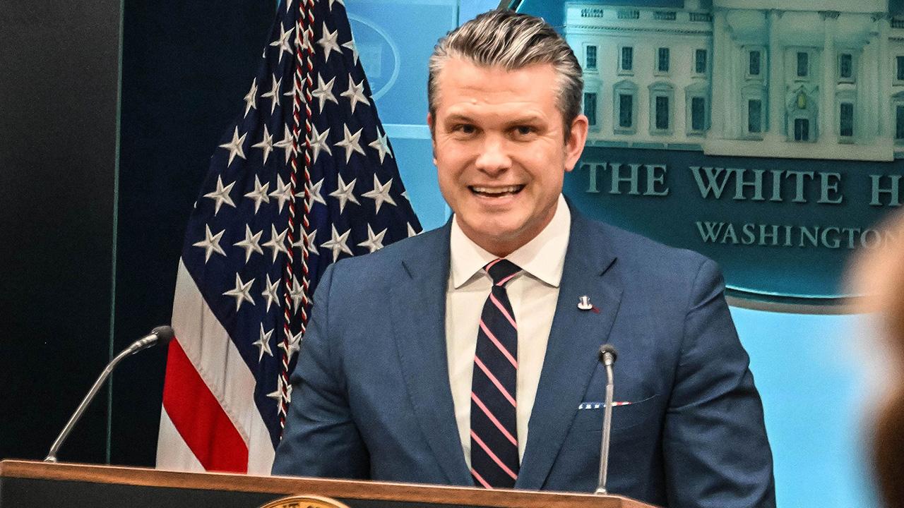 Image of Pete Hegseth apparently doesn't perform fitness excercises correctly.