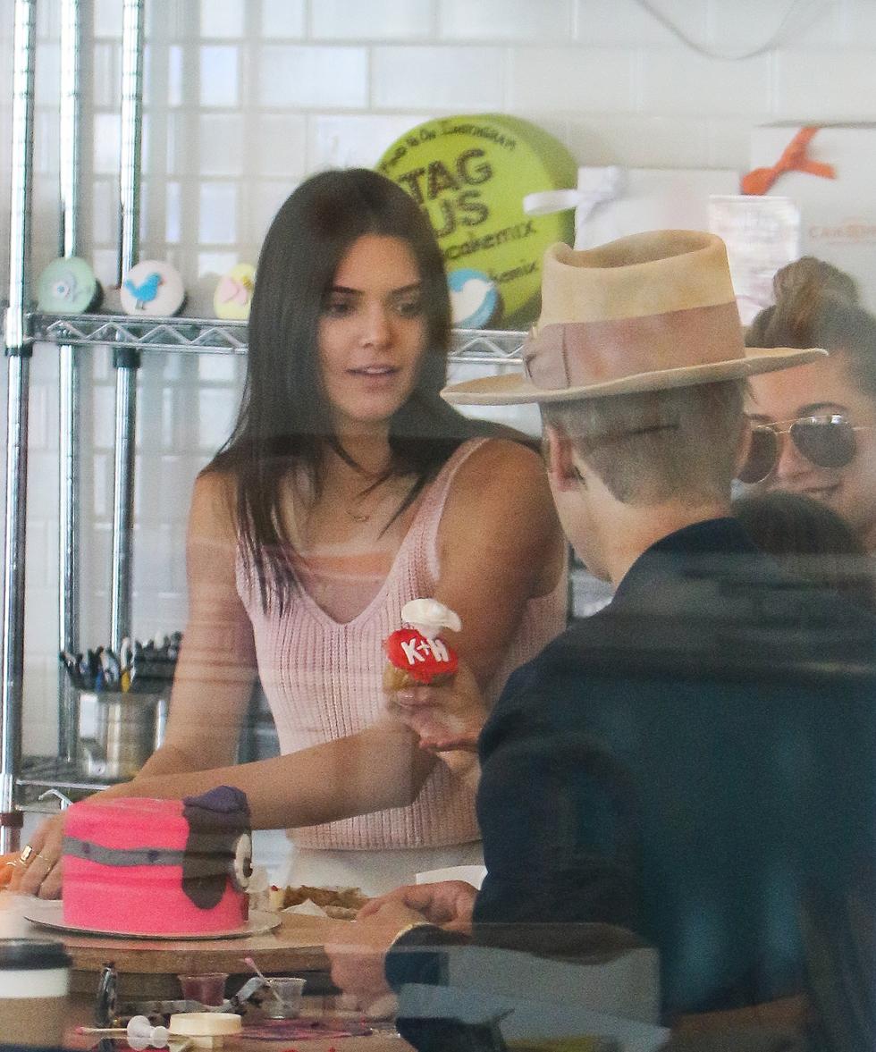 Justin Bieber takes his sister to bake a cake with Kendall Jenner and Hailey Baldwin