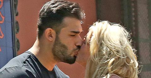 Britney spears kissing boyfriend