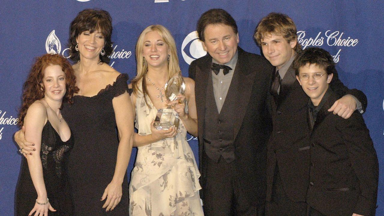 image of John Ritter and the cast of "8 Simples Rules For Dating My Teenage Daughter" at the People's Choice Awards in 2003