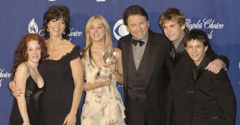 image of John Ritter and the cast of "8 Simples Rules For Dating My Teenage Daughter" at the People's Choice Awards in 2003