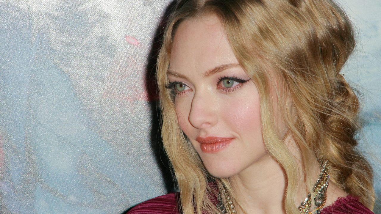 Image of Seyfried deliberately pivoted red-carpet questions toward unrelated topics.