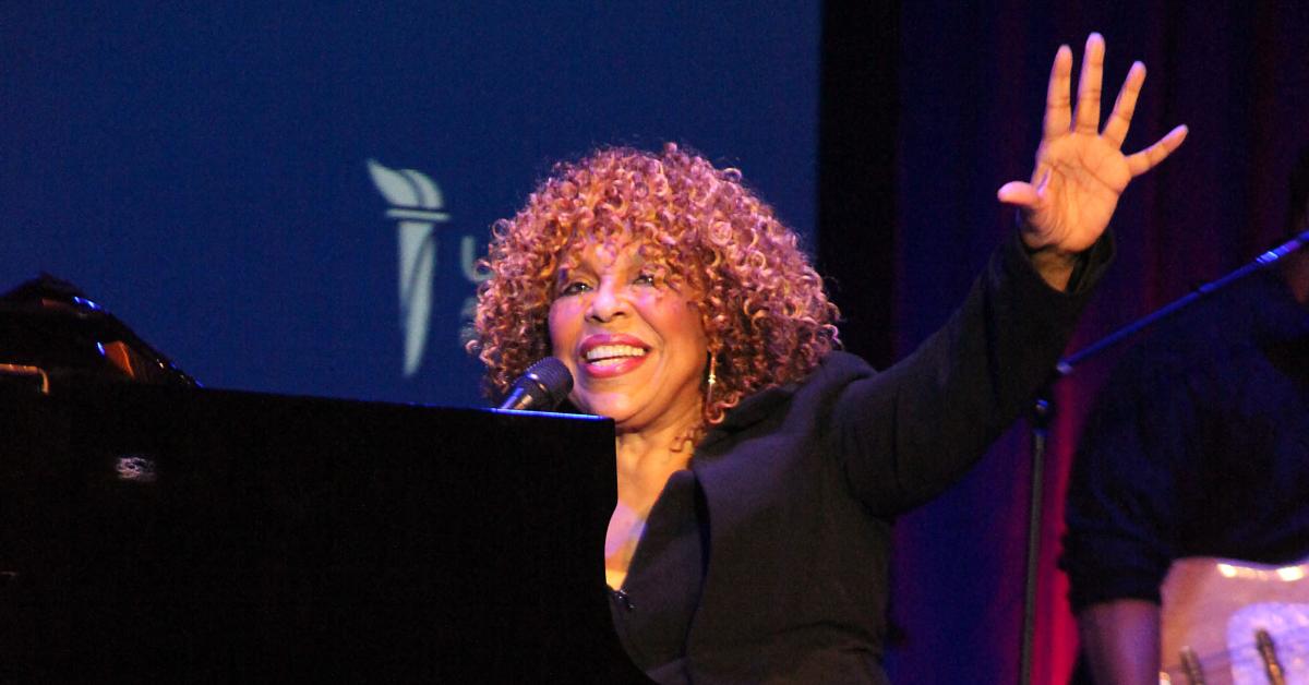 roberta flack dead  singer passed peacefully surrounded by family