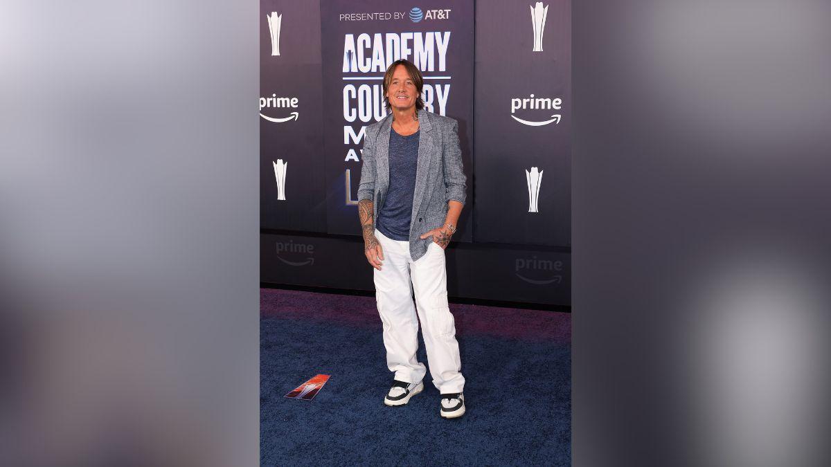 Image of Keith Urban mixed three different colors in a questionable ACM Awards outfit.