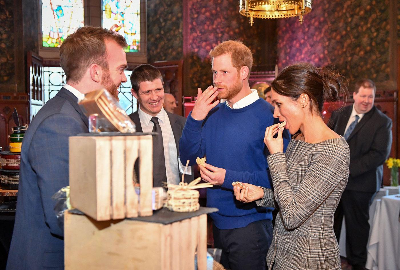 meghan markle prince harry wedding cake pics 01